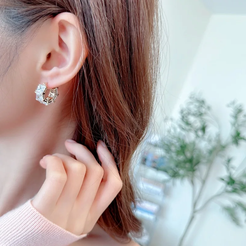 New fashionable and simple earrings, niche and dazzling square zircon delicate and small ring earrings