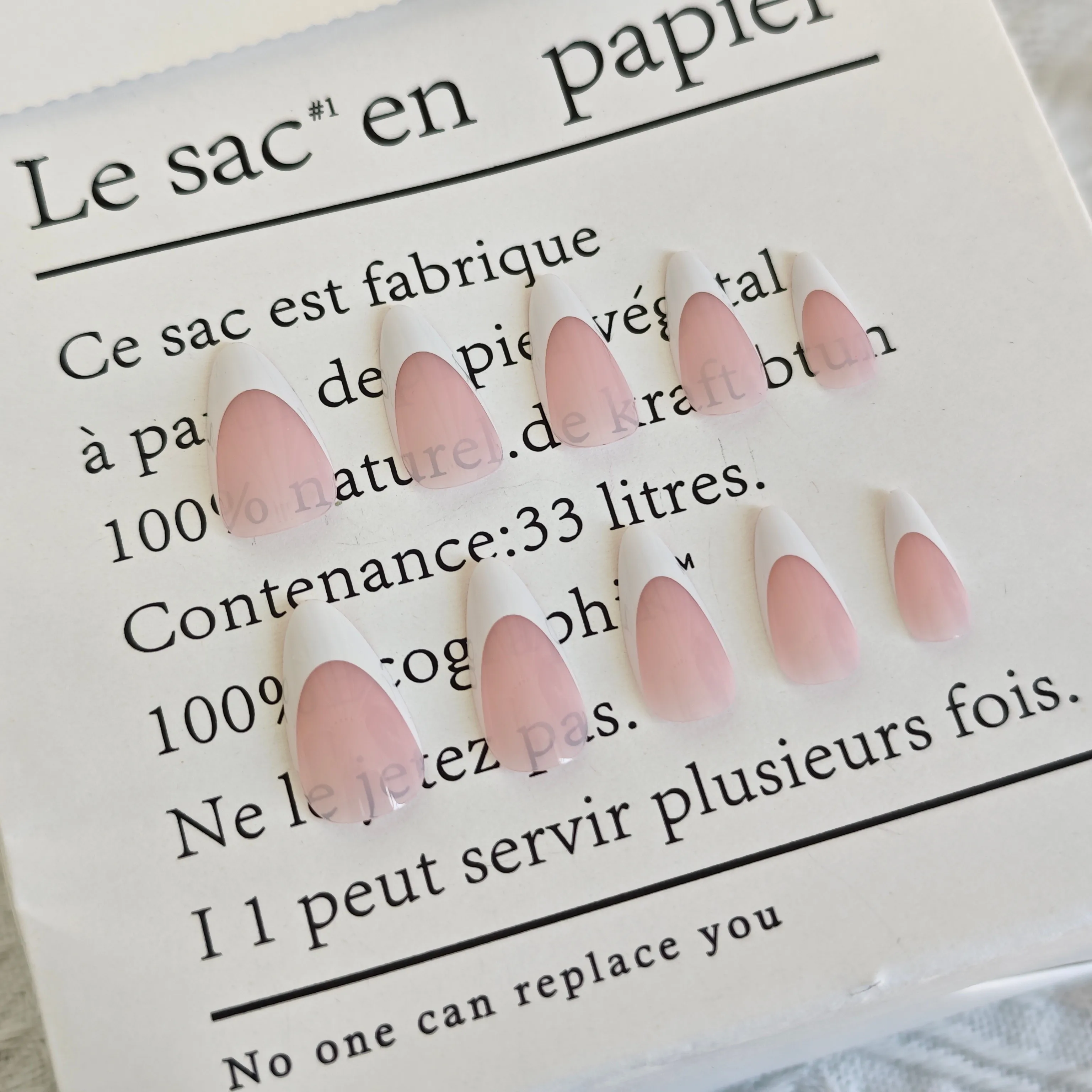 24-teilige Aurora French Nails, minimalistische, farbverschiebende Press-On-Spitzen, mittelkurze Mandel- und Mischgrößen