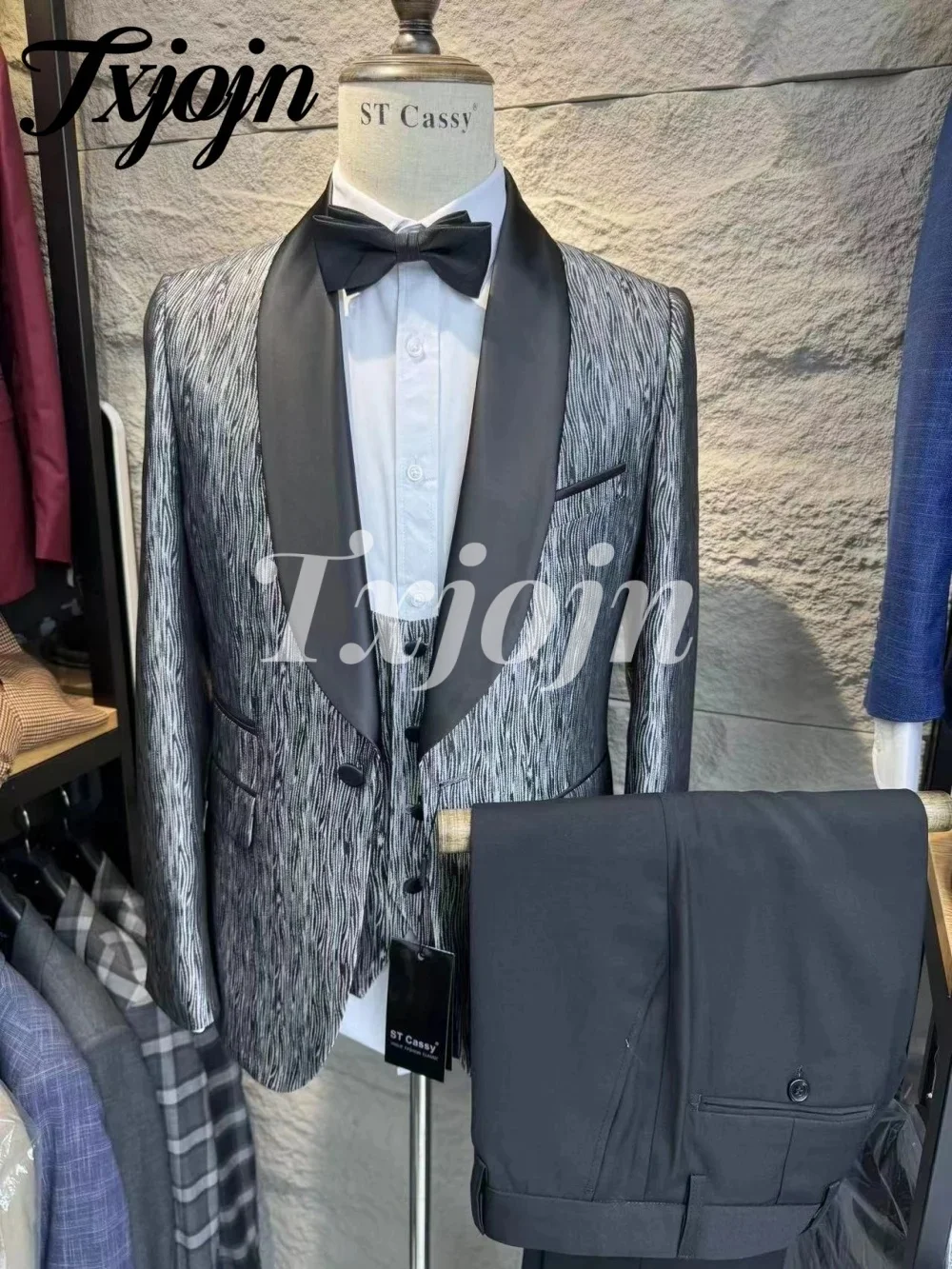 

Luxurious Single Button Men Suit Set 2025 3PCS Exquisite Navy Men Office Suit Stylish Groomsmen For Business Wedding Suit