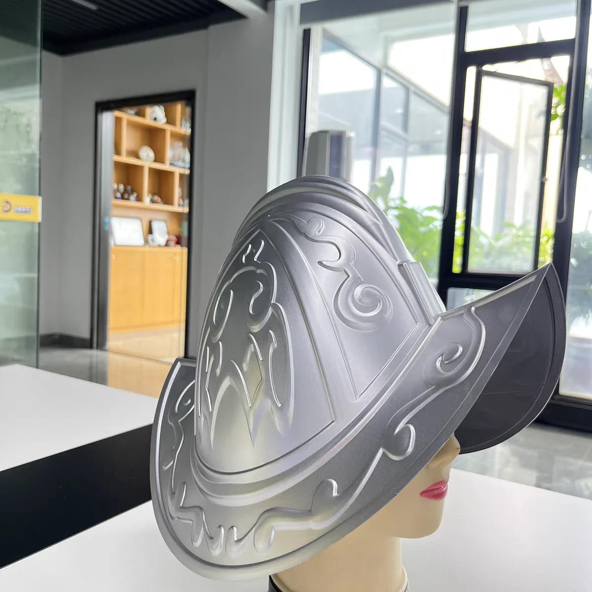 خوذة فضية لدعامة أداء المسرح، خوذة موريان من عصر الفاتح الإسباني، خوذة على شكل وعاء إسباني