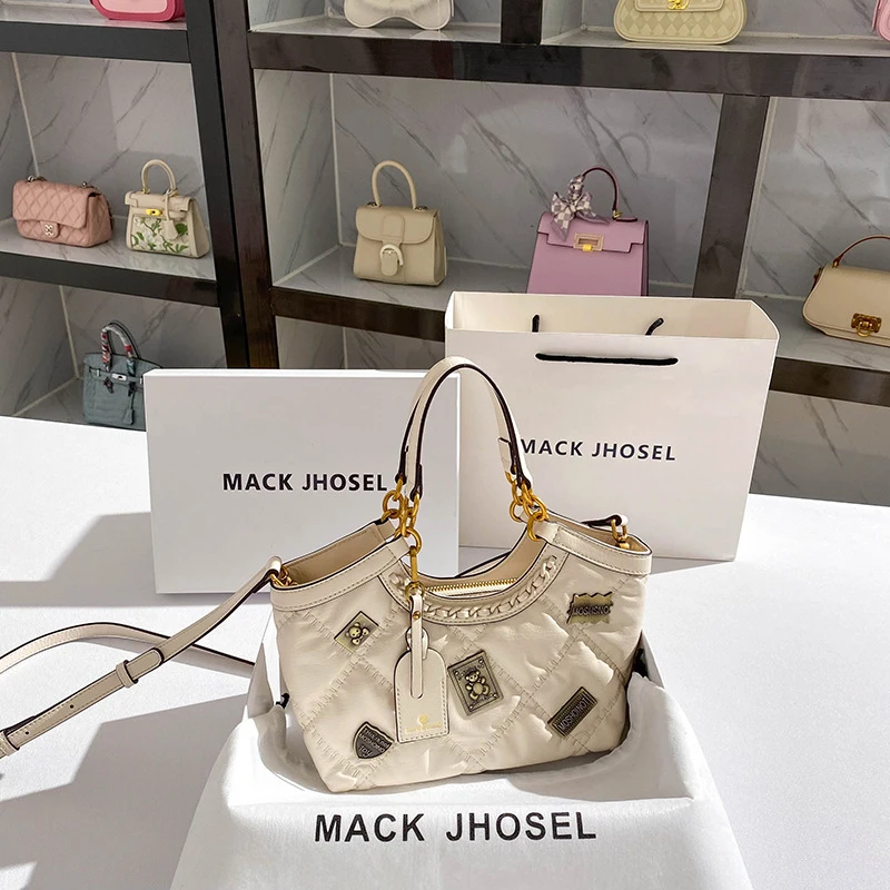 

Элегантная вместительная сумка с эмблемой в стиле Chanel, идеально подходит для поездок на работу.