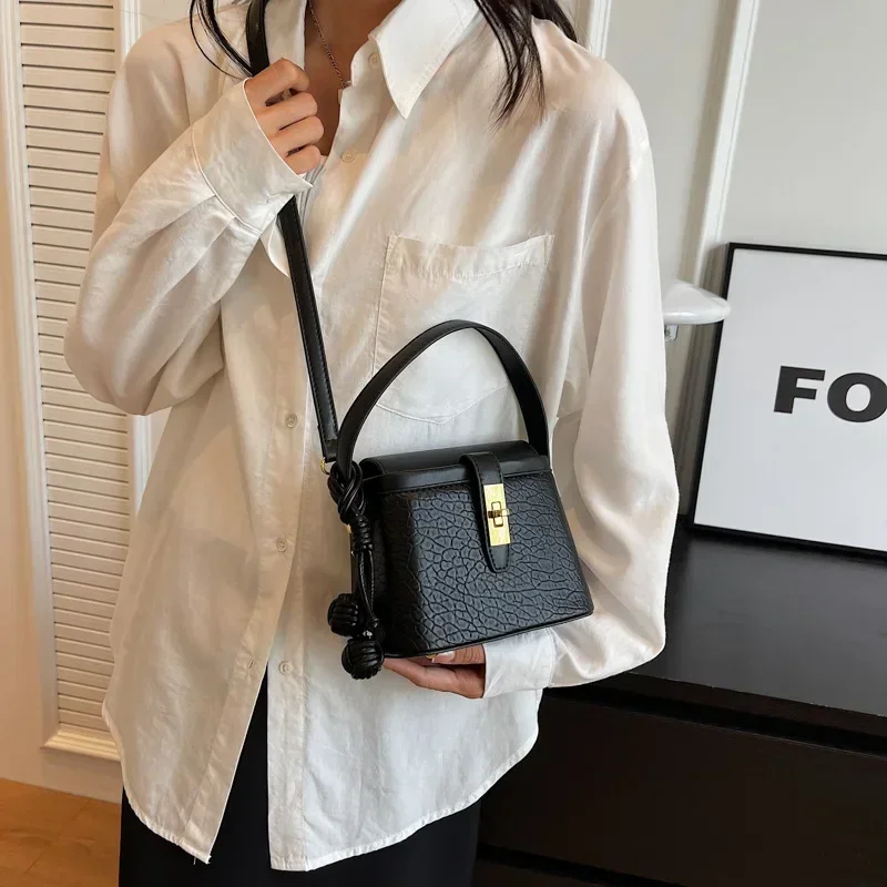 Fashionable and Casual Leather Shoulder Bag Simple Japanese and Korean Style Carrying One Shoulder Crossbody Bag for Women