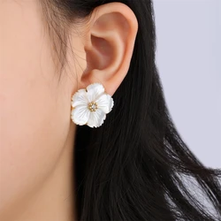 Elegant White Shell Flower Stud Earrings For Women Chic Party Wedding Stainless Steel Earrings Fashion Jewelry Girls Gift 2024