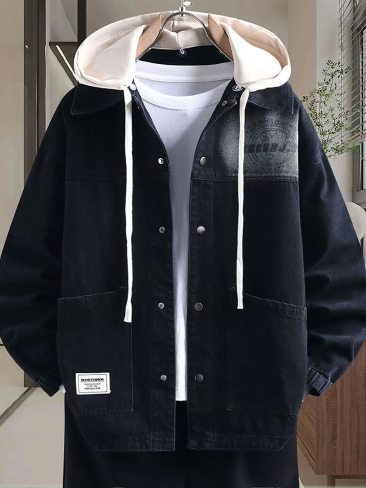 سترة جديدة لربيع وخريف 2025 للرجال باللونين الأزرق والأسود بأكمام طويلة من قماش الدنيم سترة فضفاضة غير رسمية مغسولة مع قبعة قابلة للفصل