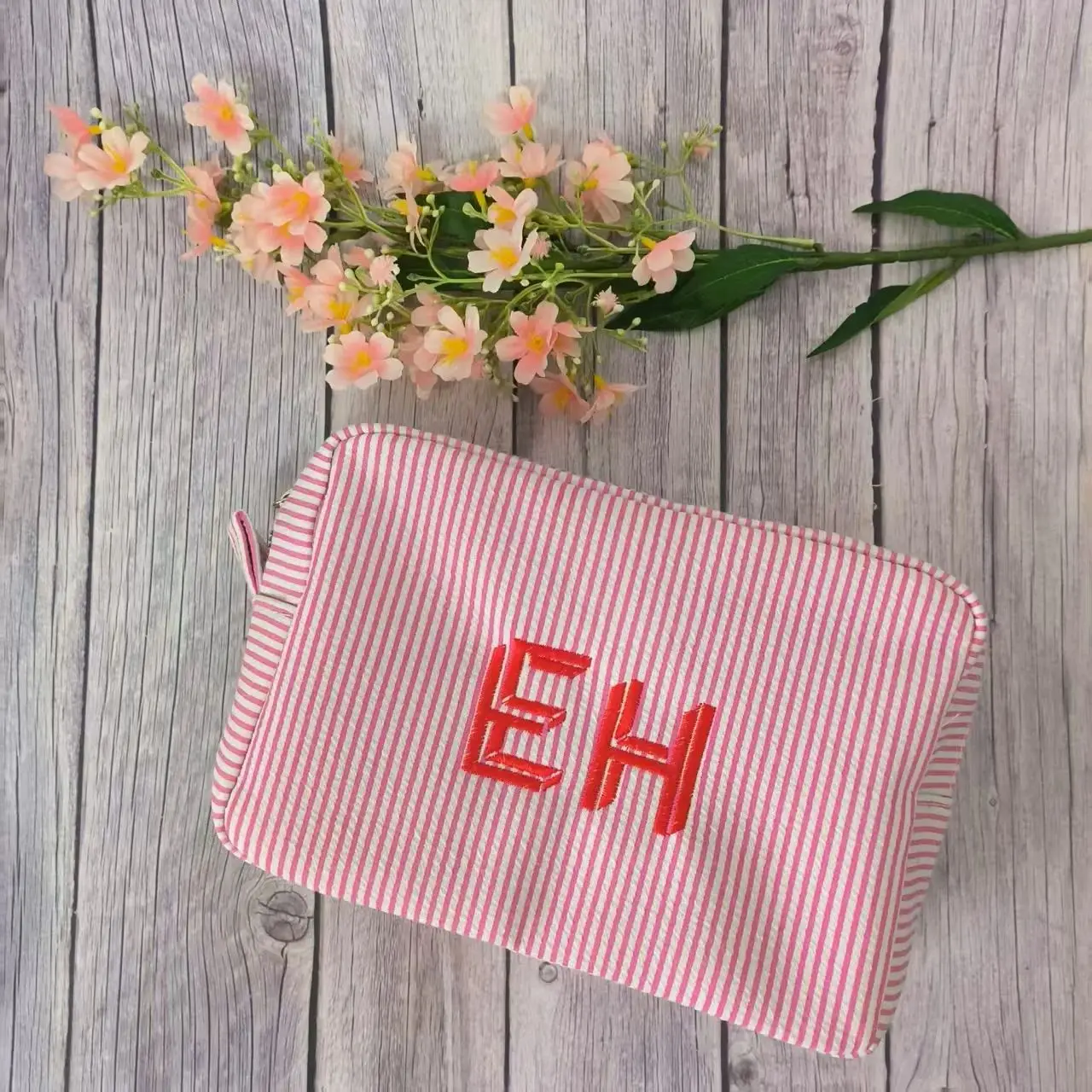 Bolsa de maquillaje bordada personalizada, bolsa de cosméticos Seersucker, bolsa con nombre o logotipo personalizado, regalo de dama de honor, bolsa de viaje, regalo de boda