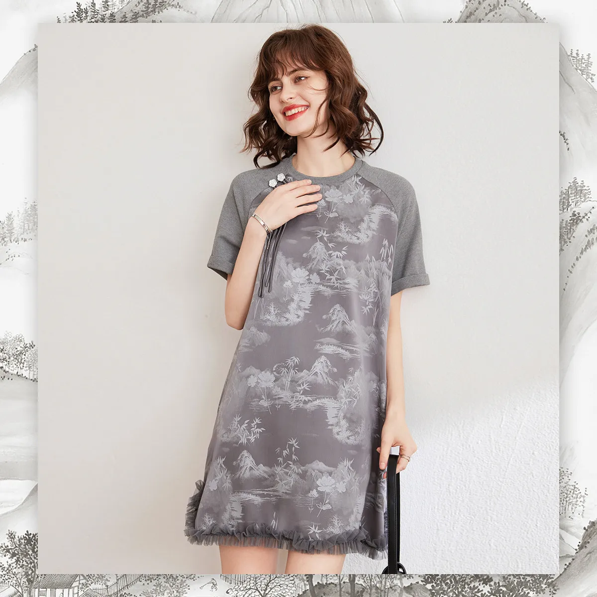 LOUIS YAO 2025 ฤดูร้อนสไตล์จีนพิมพ์กระโปรงสไตล์จีนใหม่ Splicing ลูกไม้หลวมแขนสั้นรอบคอชุดสตรี