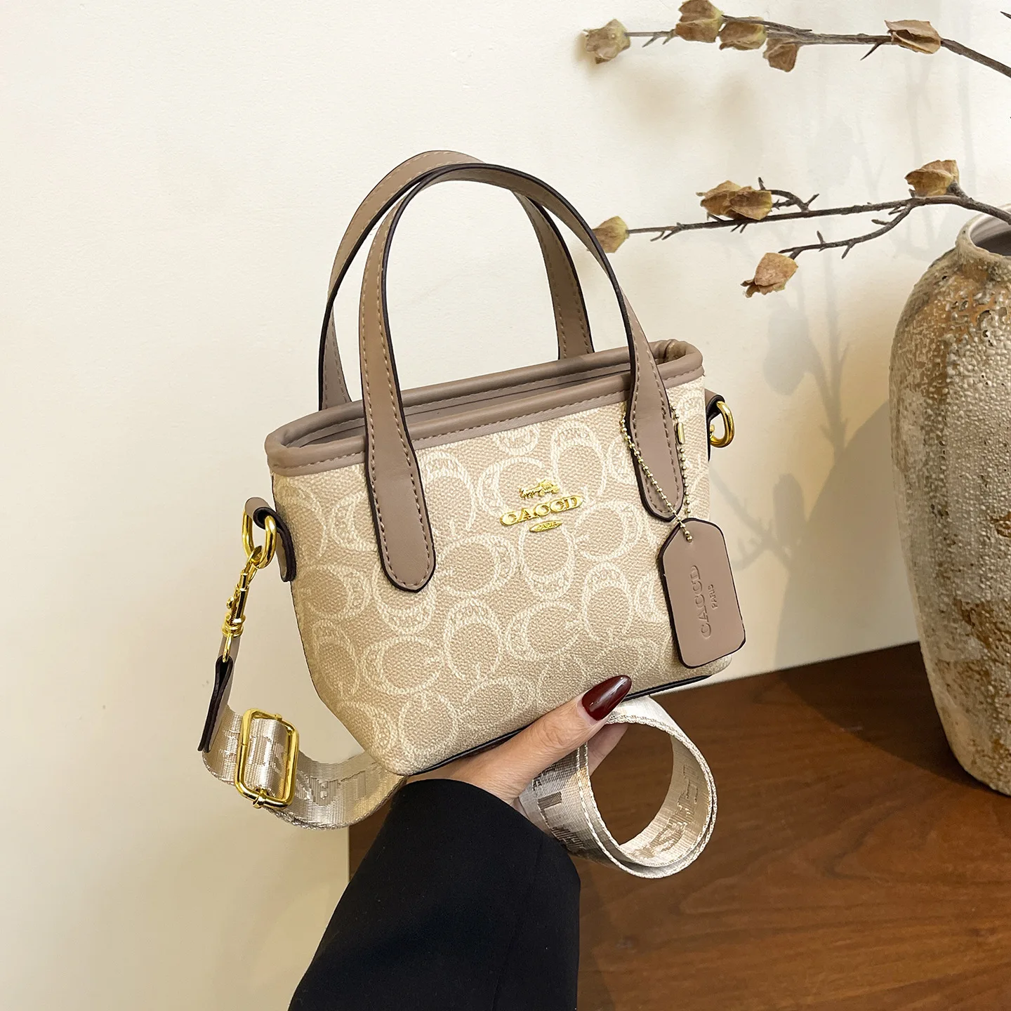 bolso-mini-tote-monograma-c-circular-color-caqui-neutro-bolso-cruzado-suave-en-tono-claro-ideal-para-combinar-con-blazer-o-vestido-primavera-verano-estilo-diario-delicado