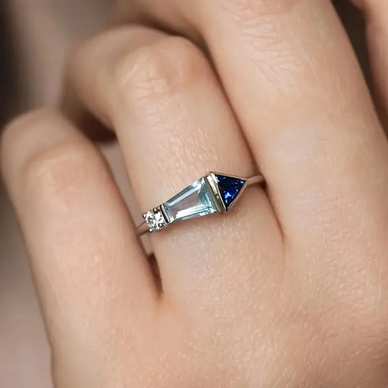 Huitan Geometrischer blauer Zirkonia-Fingerring für Damen, silberfarben, für den Alltag, Party, Vintage-Damenringe, einfacher, stilvoller Schmuck – Detail 4