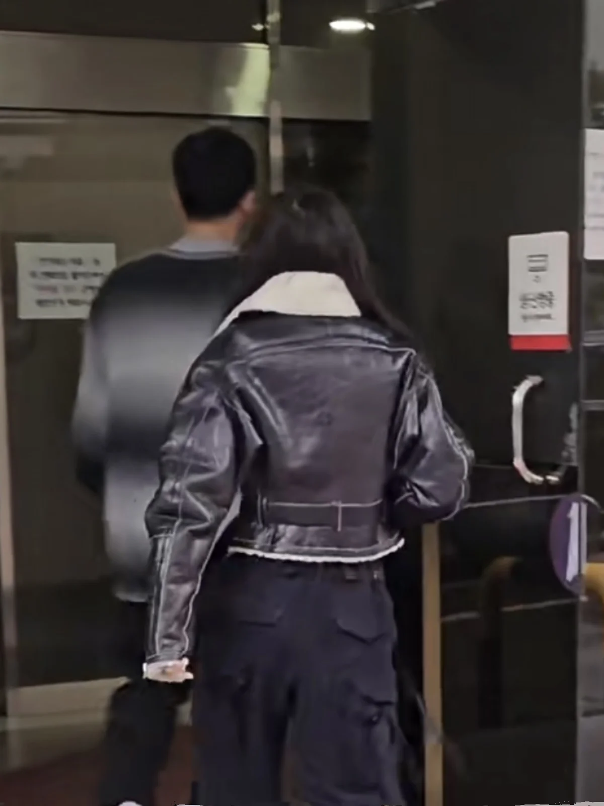 제니 빈티지 블랙 PU 가죽 양털 칼라 롱 슬리브 오토바이 재킷 트렌디 여성 코트 스트레이트 튜브