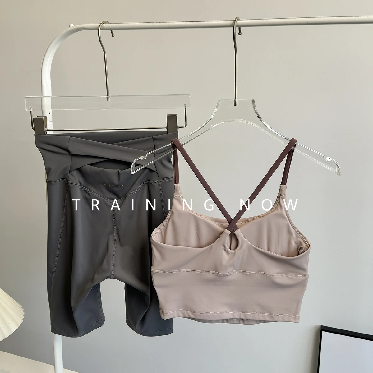 

Высококачественный спортивный костюм для женщин, летние тонкие сексуальные подтяжки для йоги, красивая спина, быстросохнущая, с высокой талией, телесный цвет для бега, фитнеса