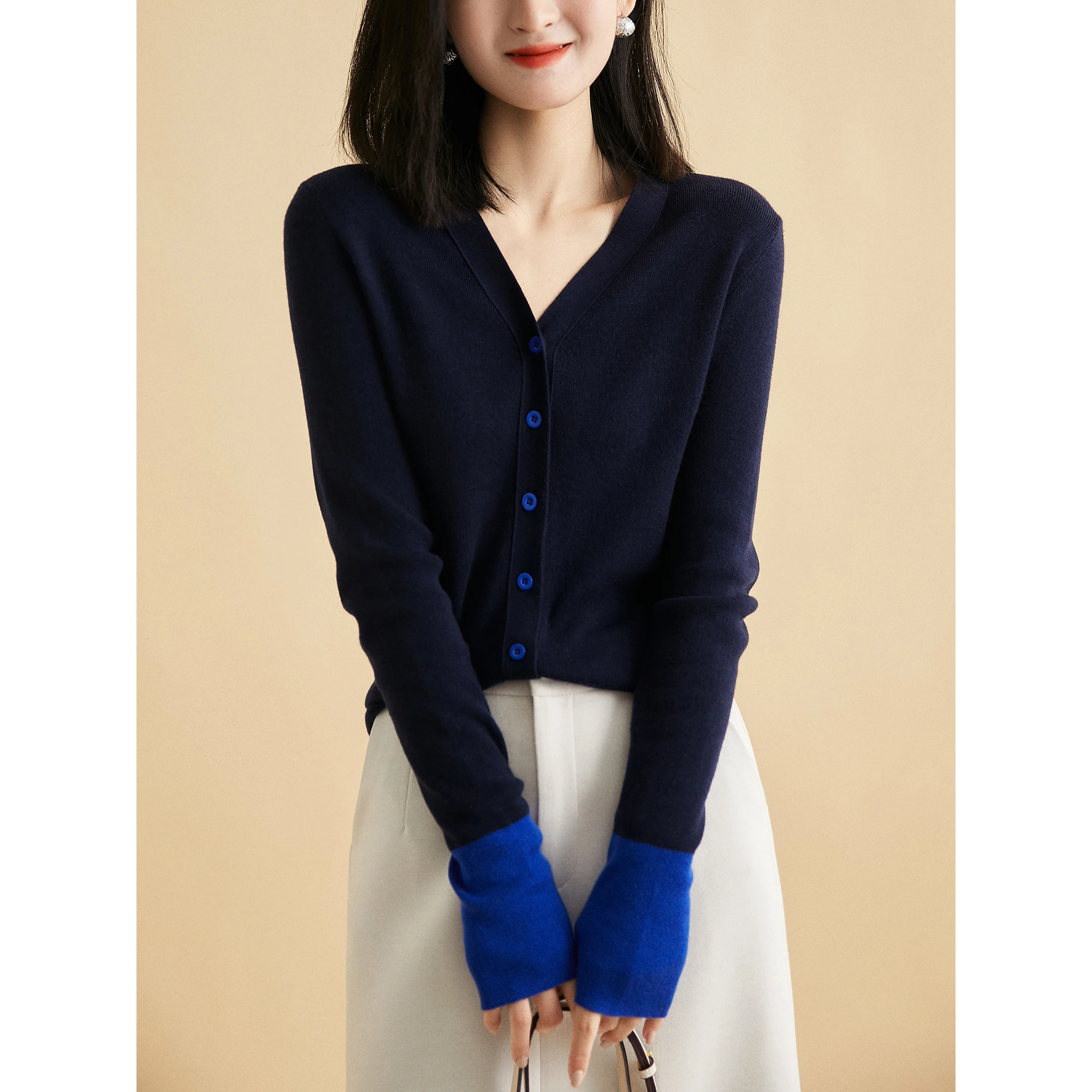 2024 Autumn New Temperament Elegant Casual Simple Generous Contrast Color Containing Wool V-neck Knitted Cardigan Women