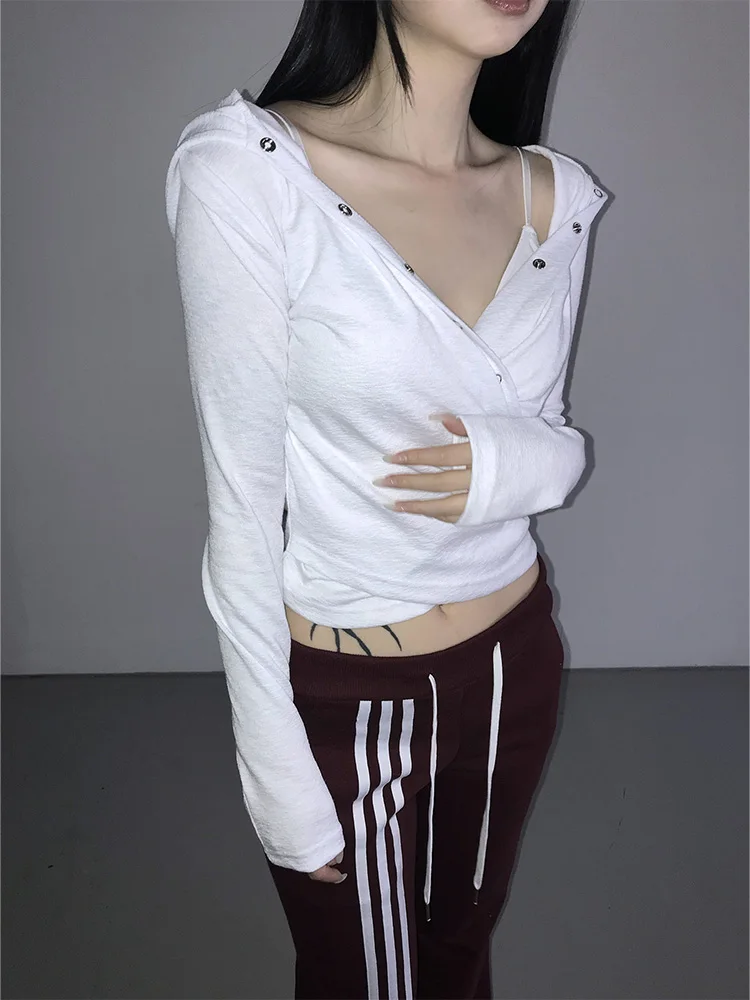 Damen Y2K Coquette Streetwear Alltags-Freizeit-T-Shirt mit V-Ausschnitt, Ösen, Knopfverzierung, Kapuze, enganliegend, kurz geschnitten, langärmelig – Detail 6