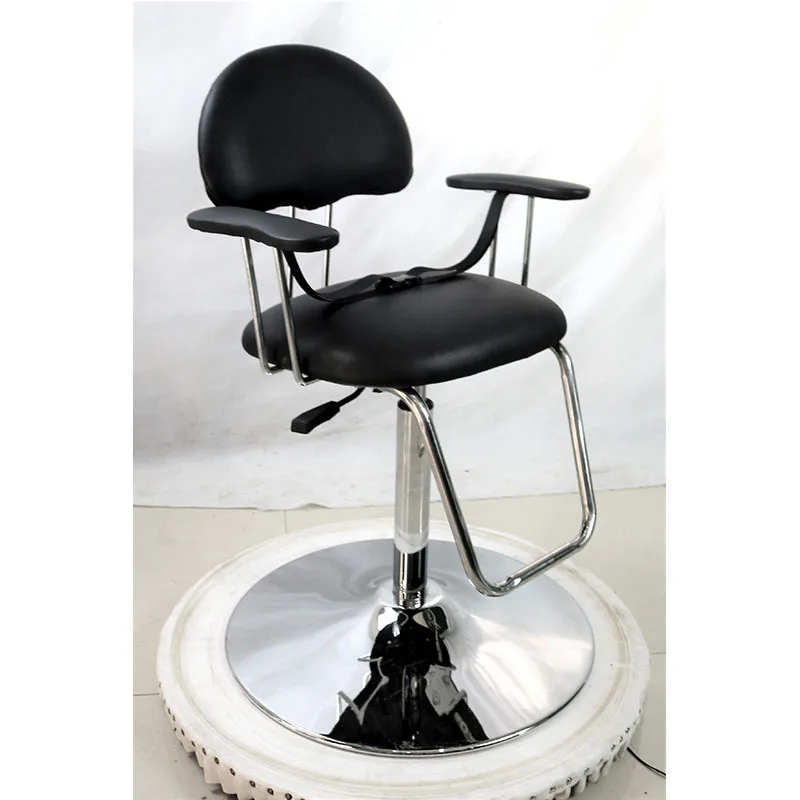 

Детская стрижка волос, парикмахерская, специальное черное вращающееся кресло для стрижки волос