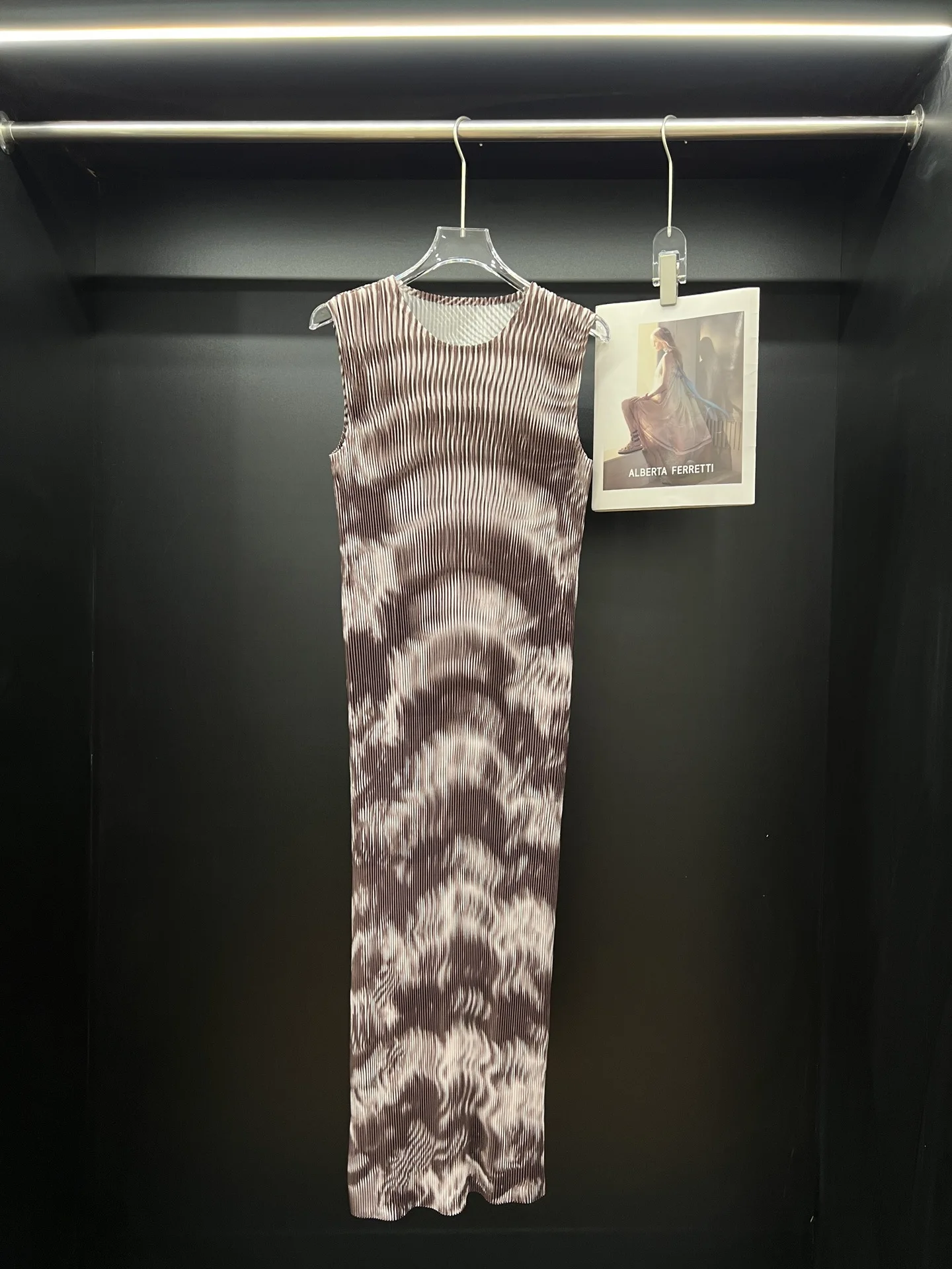 فستان مياكي بنمط مموج مطوي لصيف 2025 فستان داخلي جديد بدون أكمام بمزاج لطيف