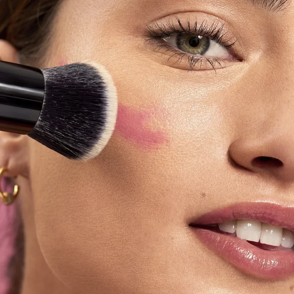 فرشاة أحمر الخدود السائلة بزاوية كريم مزج سلس وأحمر الخدود السائل نباتي فرشاة صناعية خالية من القسوة شعيرات كثيفة ناعمة