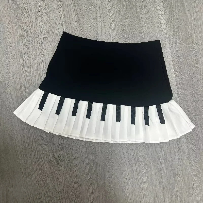 Sweet and spicy style black and white piano vintage pleated skirt for women's spring new design sense slimming and form-fitting