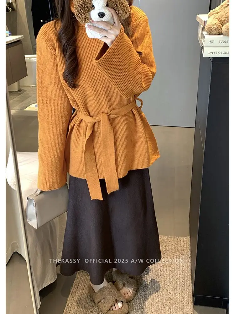 سترة نسائية محبوكة أنيقة جديدة للخريف والشتاء مع خصر دافئ وسترة سميكة ذات ياقة عالية وأكمام طويلة