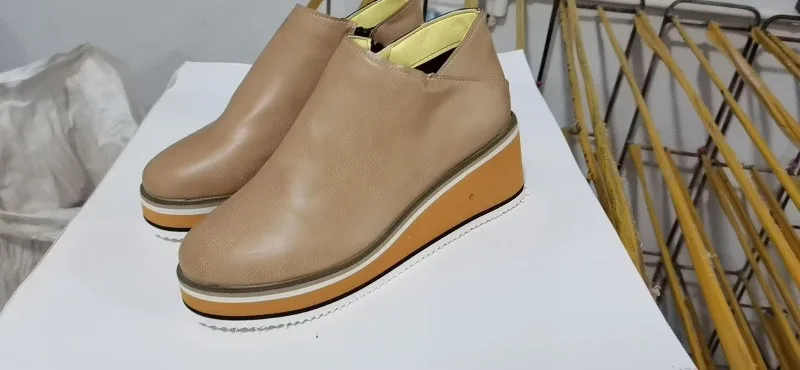 2025 Neue Damenstiefel Designer Keilabsatz Plateau-Stiefel Modische Reißverschluss-Knöchelstiefel für Damen PU-Leder Freizeitstiefel Botas De Mujer – Detail 8