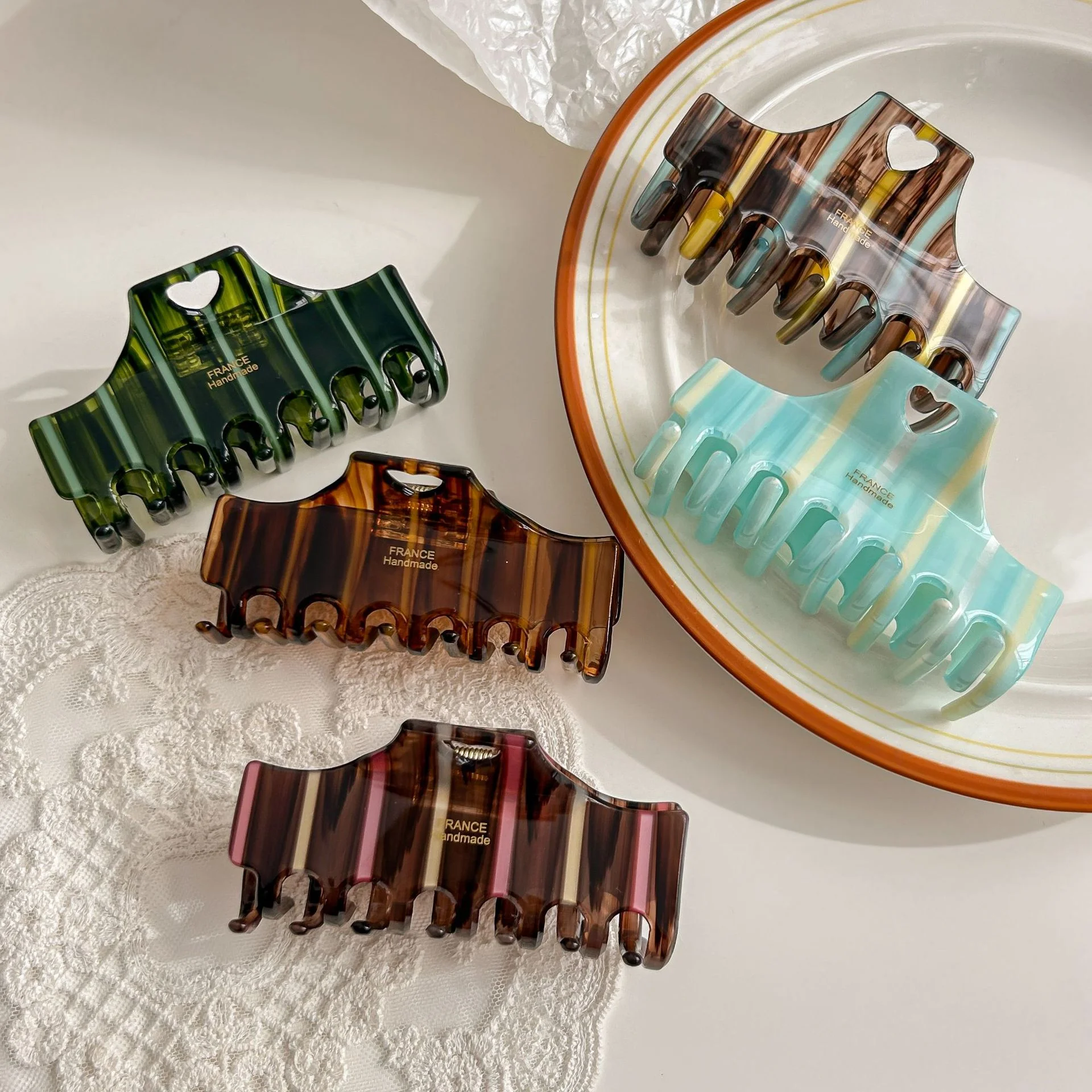 

Niche Luxury Heart-Patterned Acetate Hair Clip for Women Retro-Chic Back-of-the-Head Bun Shark Clip for Half-Up Hairstyles