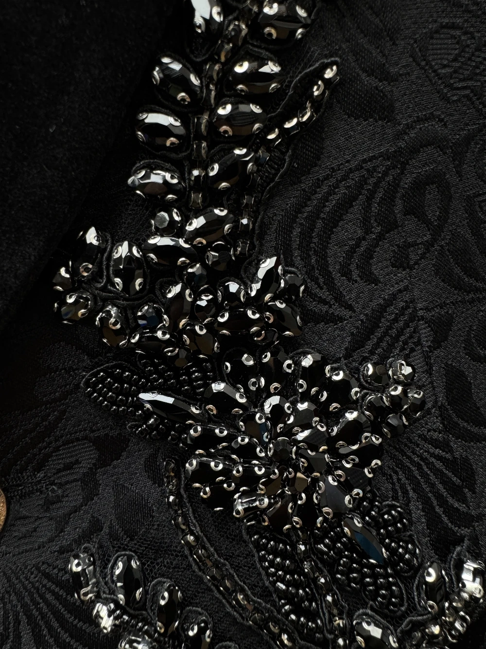 Unique Jacquard Beaded Tuxedo Chic Velvet Collar Luxurious Men's Suit Three Pieces Dancing Set Fashionable Shawl Lapel For Groom
