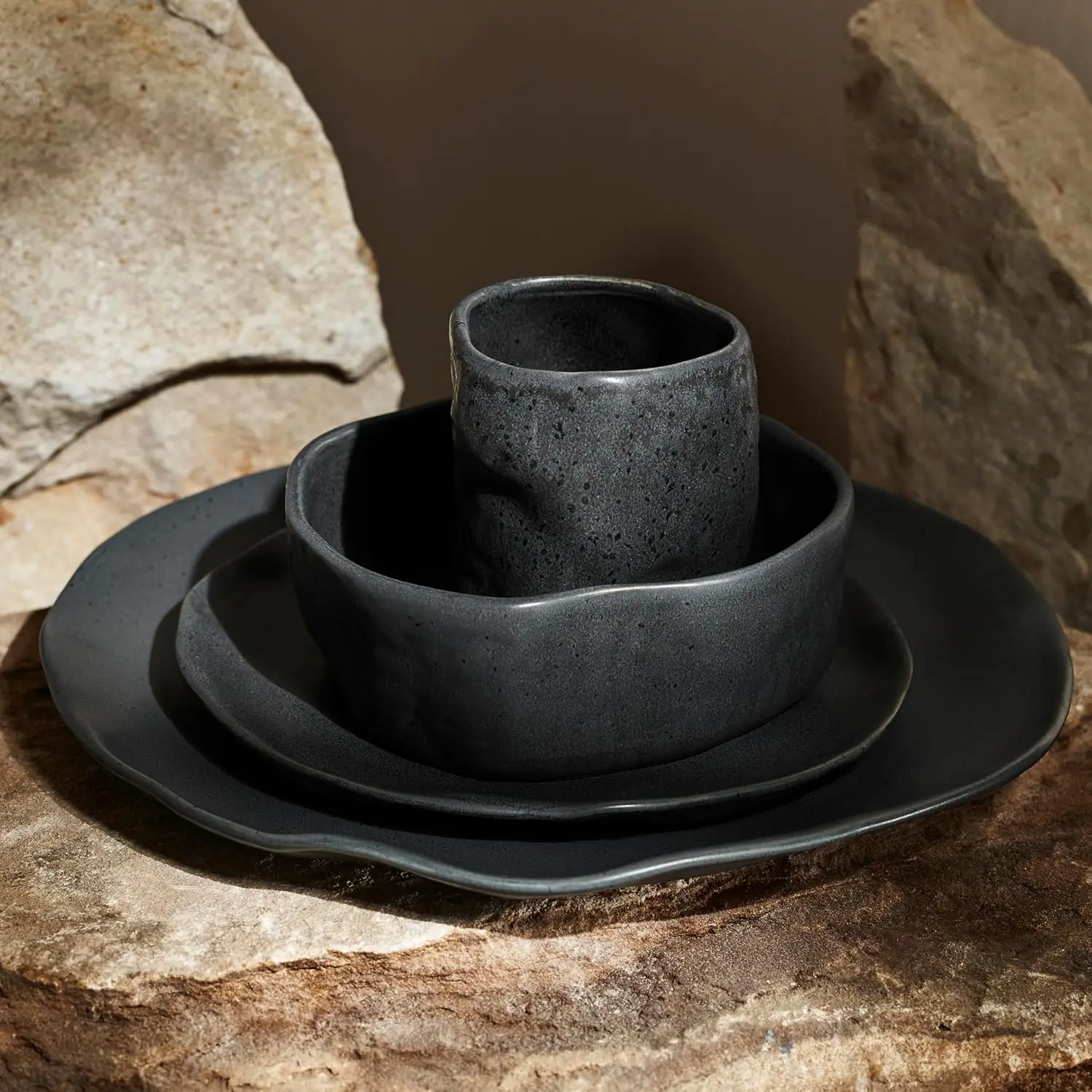 طقم أواني طعام من الخزف الحجري الحديث مكون من 16 قطعة من أطباق ووعاء، طقم أطباق لـ 4 أشخاص، فحمي أسود مرقط