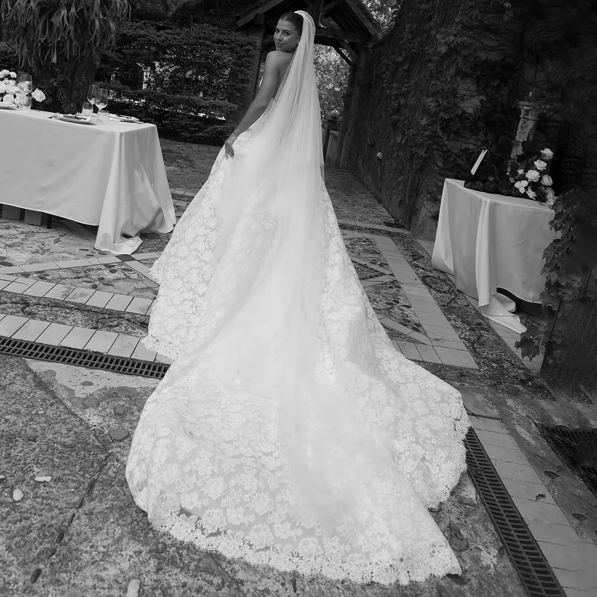 Customized Buttons High Split Basque Drop Waist Wedding Dress Plus Size Plus Size Sweetheart Vintage Sleeveless Bridal Gown