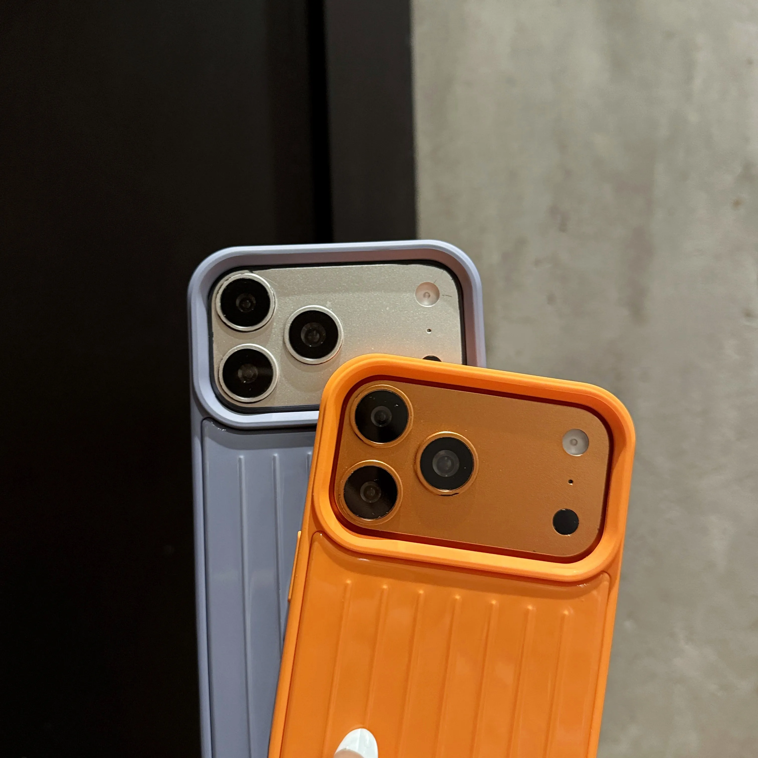 Luxury TPU Phone Cases For iPhone 14 16 15 17 Pro Max 3D Corrugated Stripe Back Luxury Bussiness Luggage Cover With Gift Box