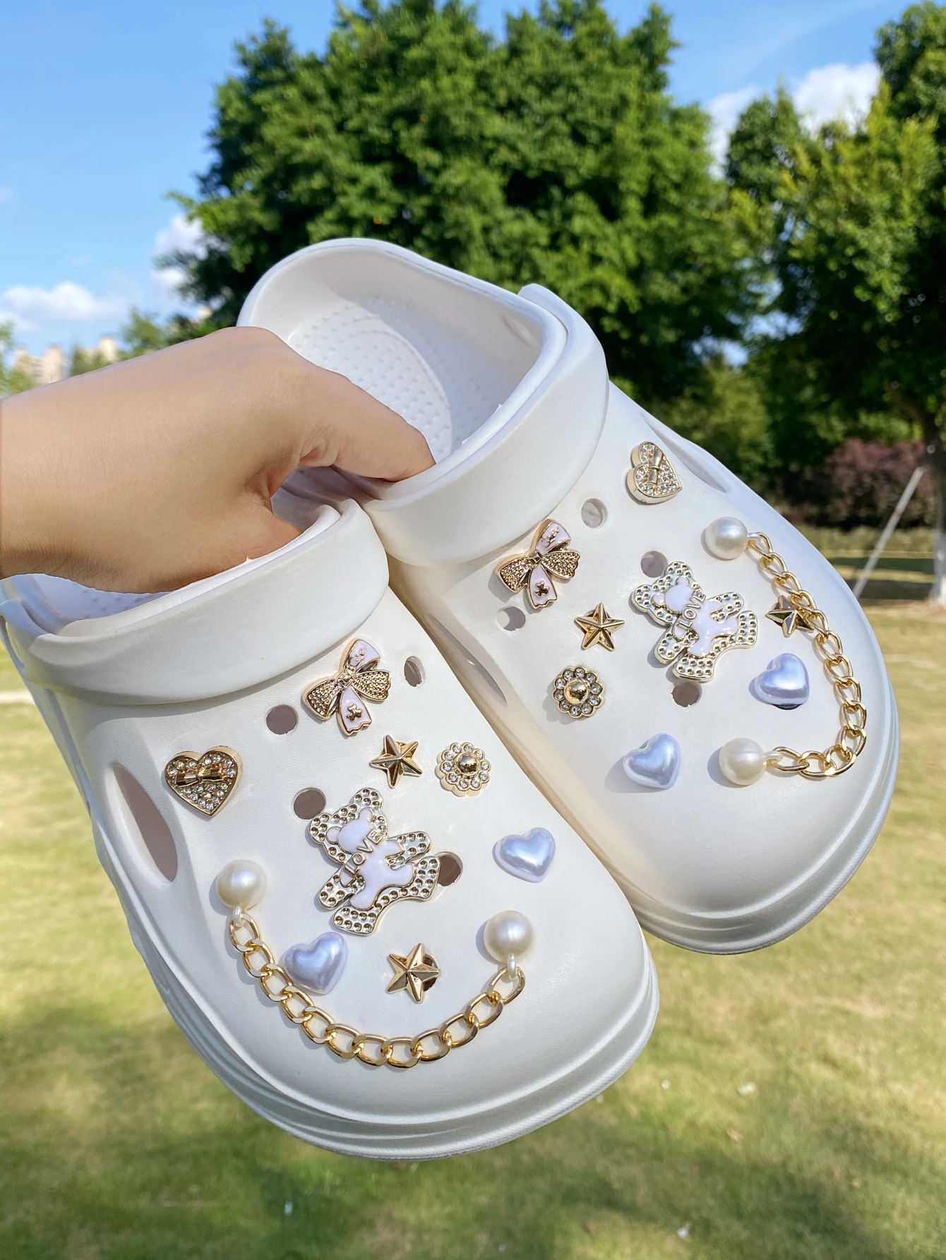 18 piezas de oro casual (oso de amor, corazón, lazo que gotea aceite, corazón beige, estrella de cinco puntas, cadena de cuentas beige) Crocs y acce