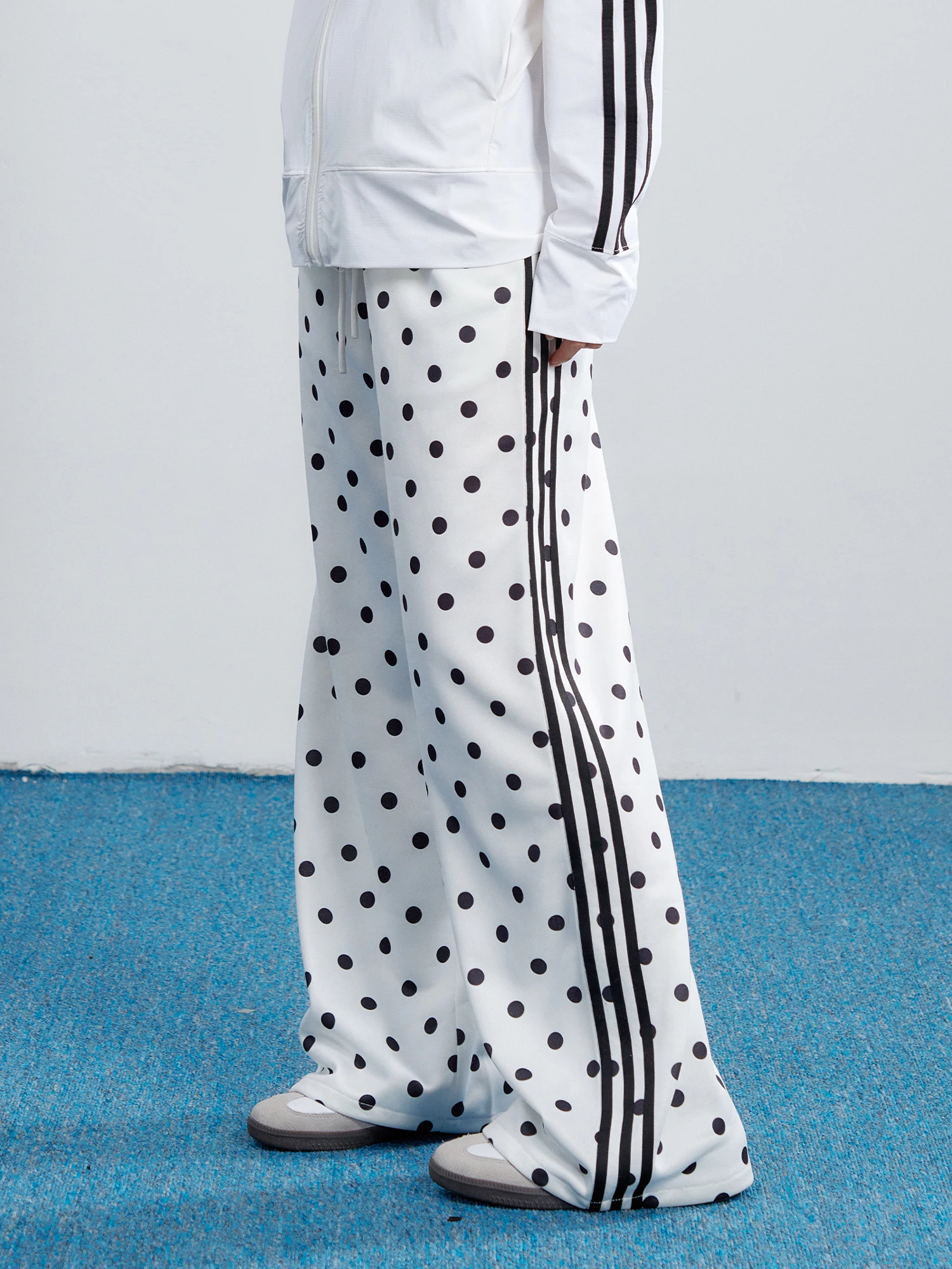 

Белые спортивные брюки в горошек для женщин, свободные повседневные широкие брюки с высокой талией, 100% другое волокно, весна 2026, повседневный стиль