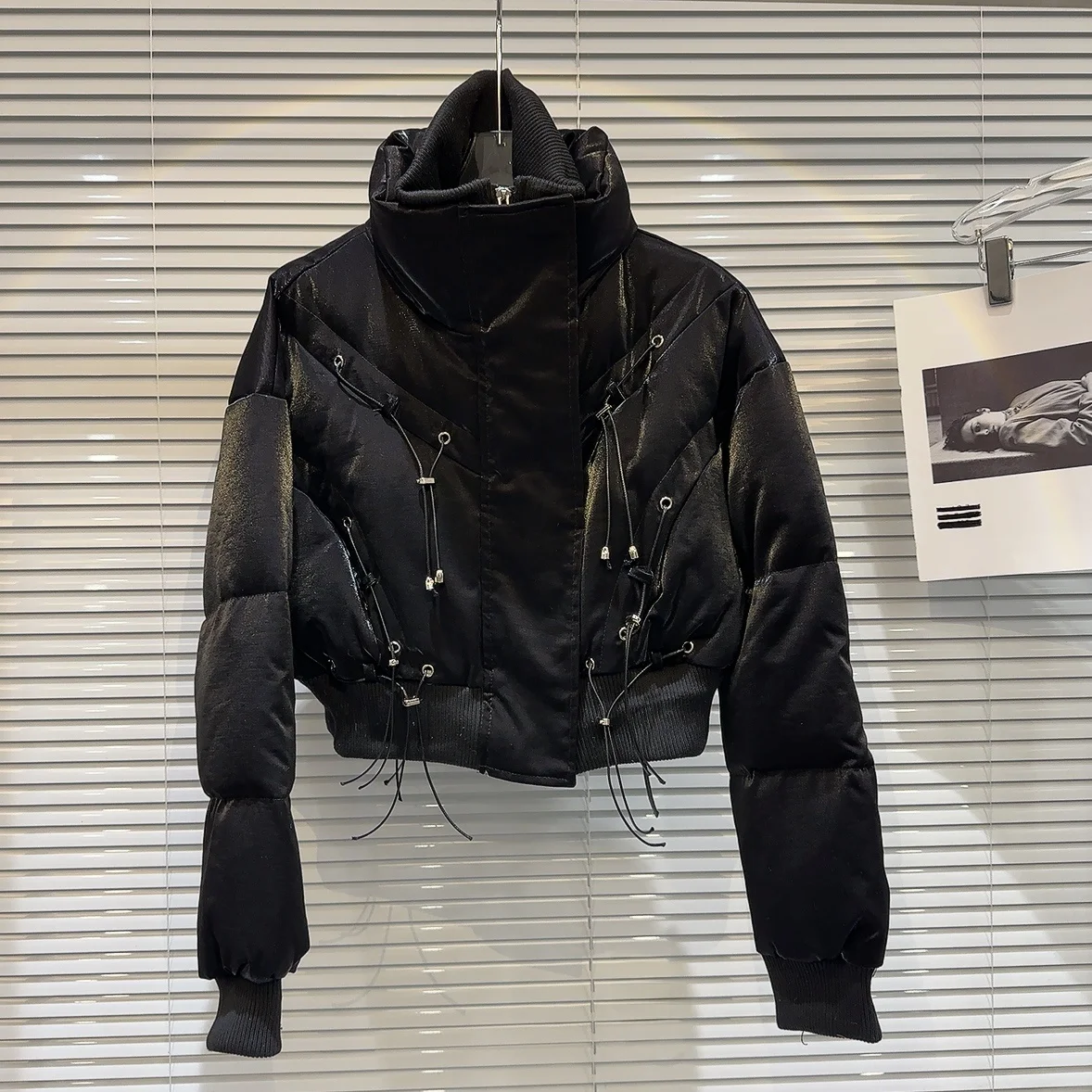 トレンディな冬用ダウンジャケット、ストリートスタイル、暖かさ、紐付きストラップ、二重層の襟、若い女性向け