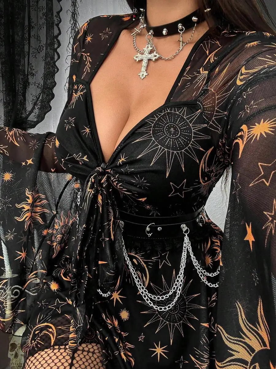 

Черное сетчатое платье А-силуэта с принтом в небесном стиле, V-образным вырезом, поясом-цепочкой и завязками спереди