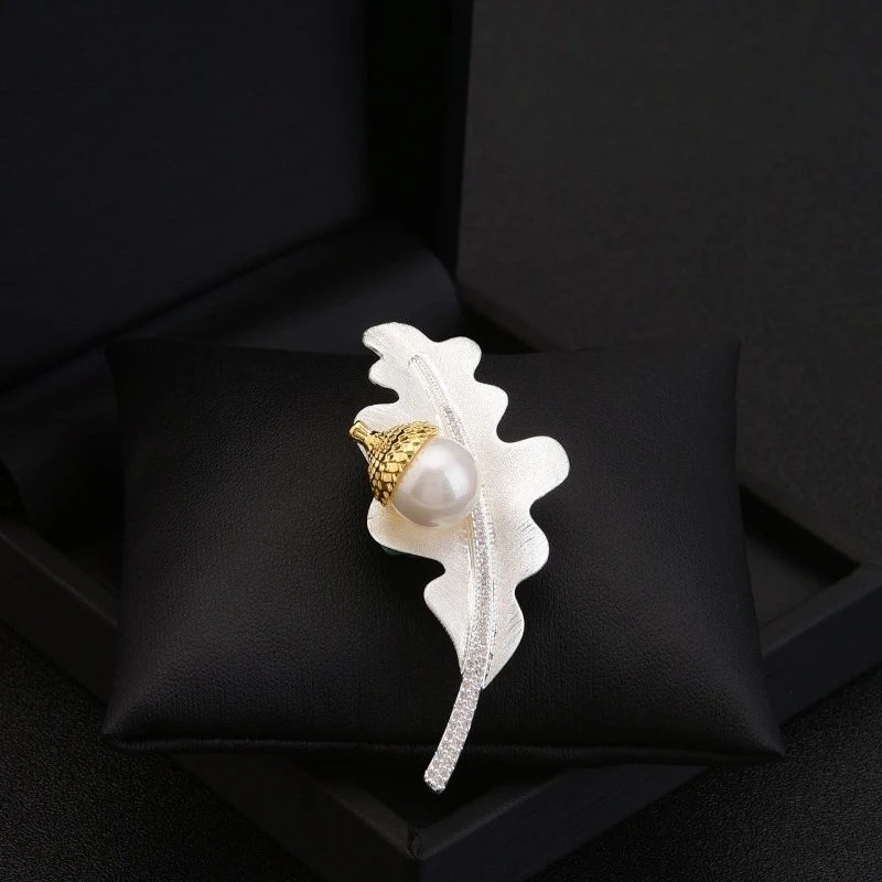 Natural Leaf Acorn Pearl Brooch Women Elegant Designer Lapel Pin Suit Coat Shawl Decor Accessory Wedding Daily Wear Jewelry Gift