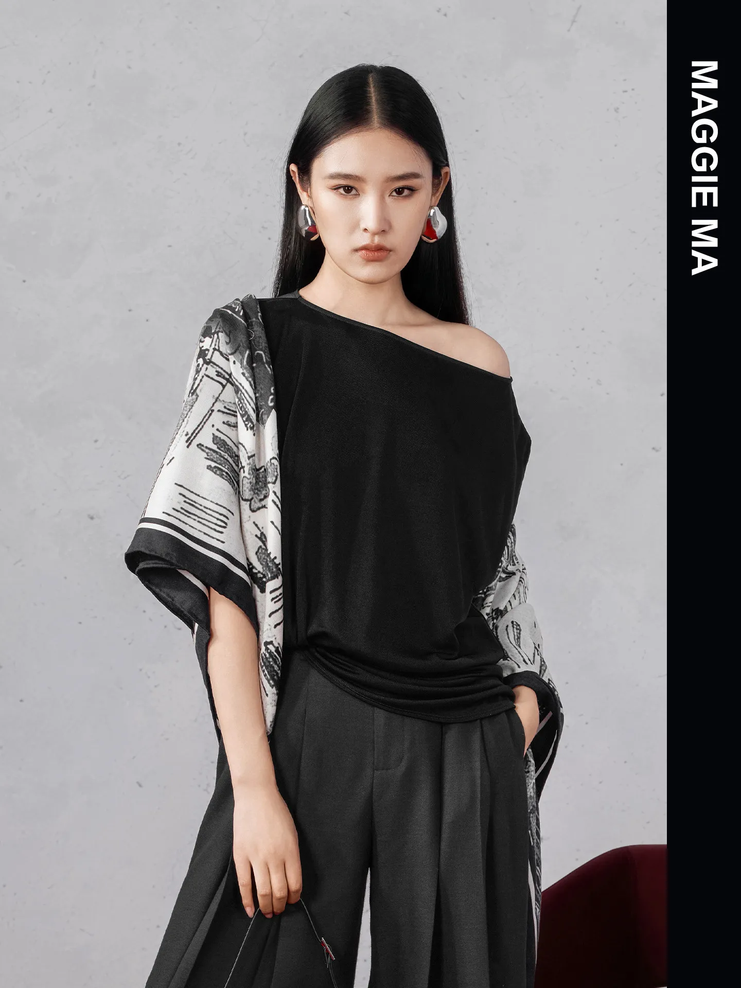 

Женская комфортная дышащая летняя блузка Bla Sle Maggie Ma с асимметричным подолом, плиссированным боковым воротником и асимметричным краем...