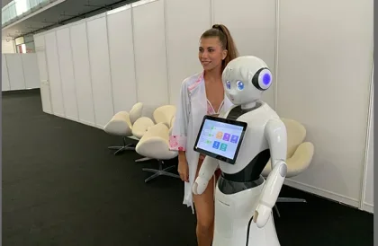 Humanoid AI Smart Guest i robot powitalny na lotnisko