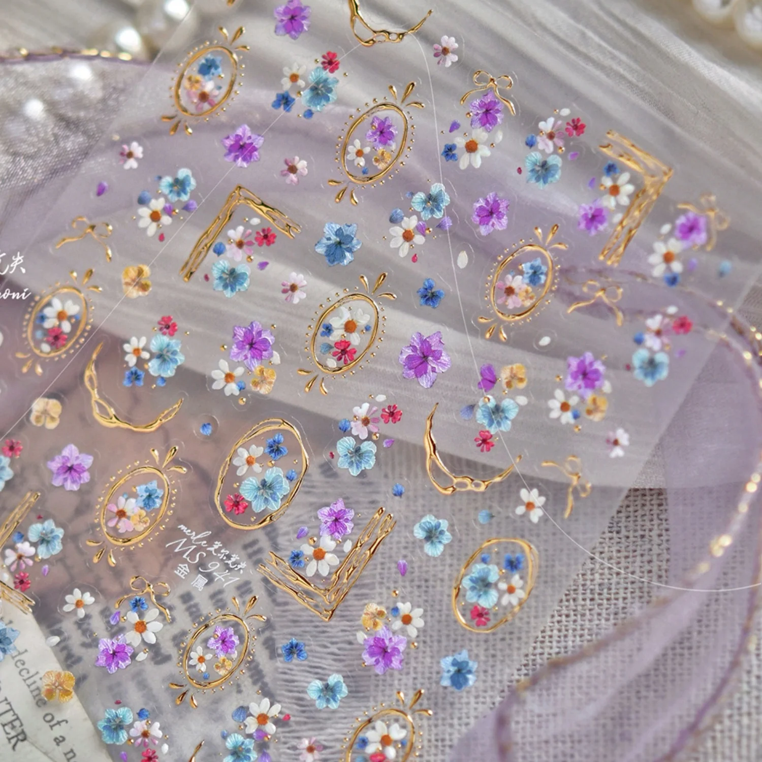 5D Vintage Blumen-Nagelkunst-Aufkleber Mini-Blüten Goldfolie Randlinie Schleife Französischer Palast-Stil 5D Selbstklebende Maniküre-Abziehbilder
