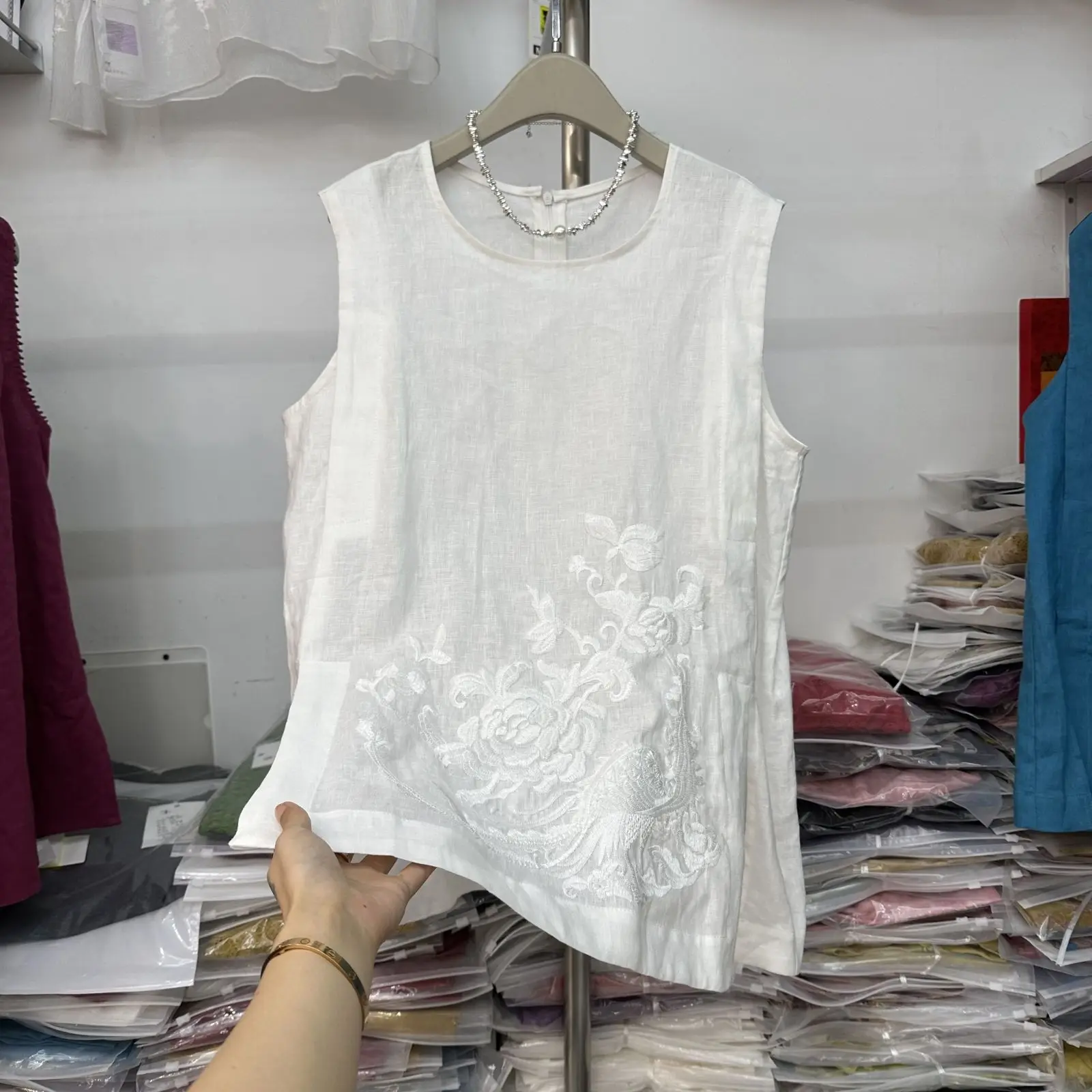 

Sleeveless Shirt Women's 2025 Summer New Design Embroidered Flower Slit Loose Cotton And Linen Top