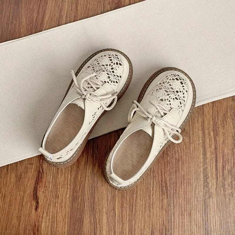 صنادل أرضية نسائية صيفية لعام 2025 صنادل بتصميم شبكي ناعم قابلة للتنفس مع نعل سميك نمط جديد أحذية خارجية غير رسمية