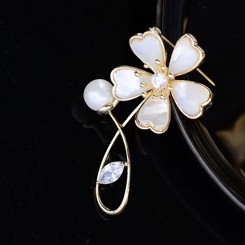 High Grade Natural Shell Flower Brooch Fashionable and Elegant Zircon Floral Pin and Brooch Temperament Pearl Woman Accessories