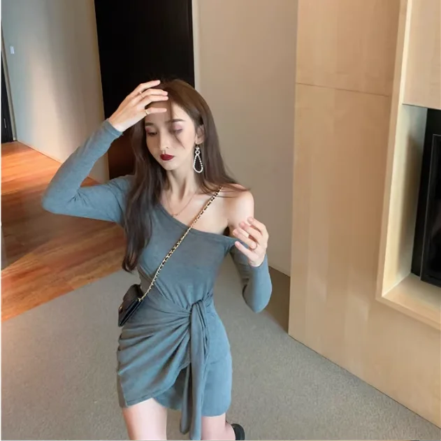 Design sensoriel sacs à épaules dénudées robe de hanche nouvelle jupe à manches longues de tempérament mince