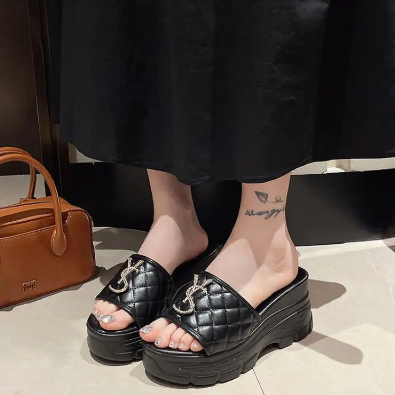 2024 Luxury Women Platform Slippers Summer Luxury Korean Fashion Open Toe Low Heel Outdoor Ladies Flip-flops Girls Beach Sandals