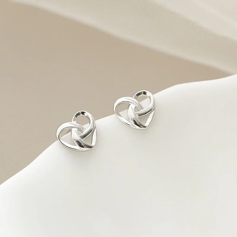 Mini Simple Tiny Metal Hollow Heart Stud Earrings for Women New Fashion Small Love Earrings Silver Color Cute Jewelry Gift