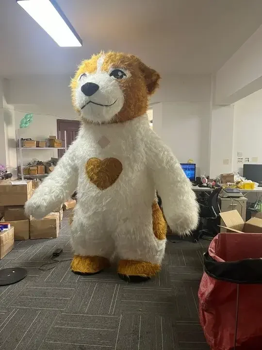 نفخ الكلب زي التميمة أبيض أصفر تضخم الكلب لطيف فروي تفجير وتتسابق لجميع القديسين عيد الميلاد يتوهم الدعائم الطرف