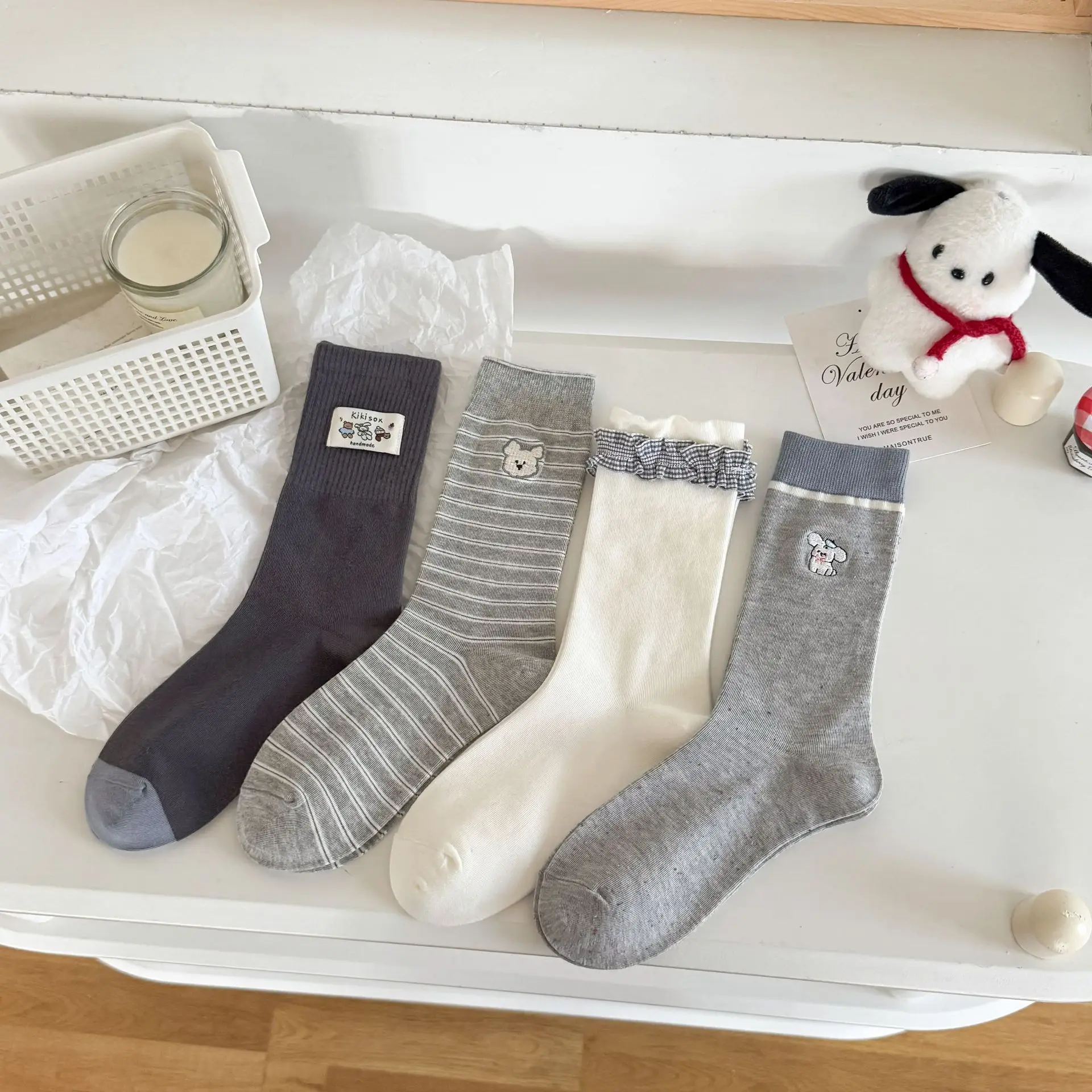 

4 пары носков, женские высококачественные осенне-зимние тканевые носки с вышивкой и кружевом среднего размера, милые милые легкие роскошные трендовые носки