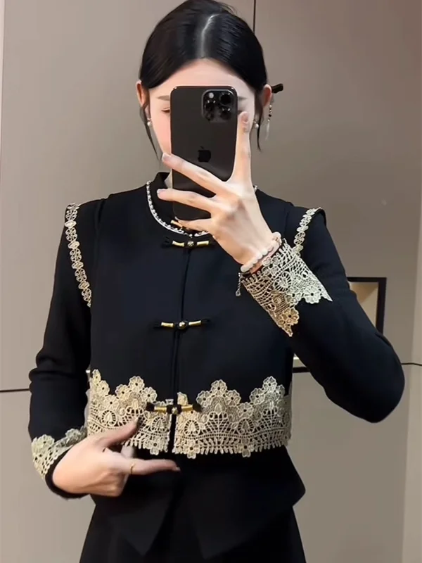 

Комплект из двух предметов: жилет в винтажном стиле с пуговицами и топ с кружевными вставками и завышенной талией, в новом китайском национальном стиле.