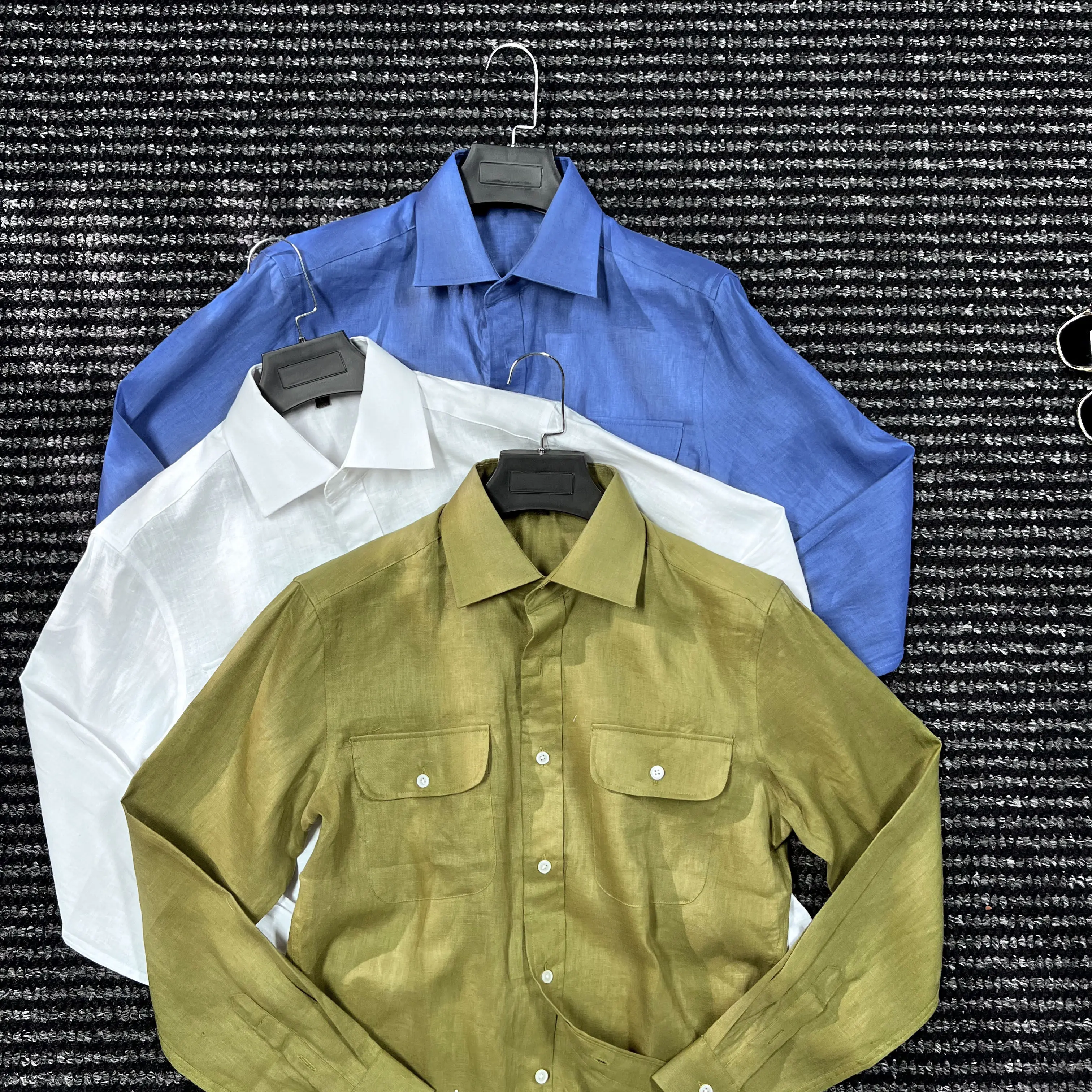 

Мужская рубашка из 100% льна в стиле old money с двумя карманами и плиссировкой на спине