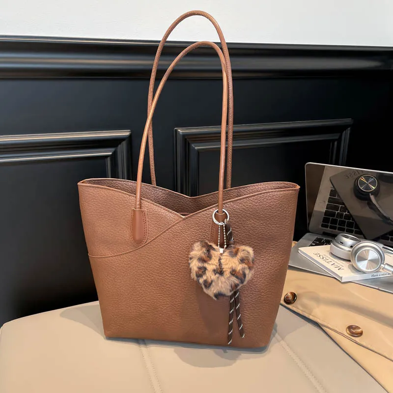 

2025 Новая осенне-зимняя персонализированная сумка через плечо, модный и нишевый дизайн, женская повседневная сумка-ведро под мышками