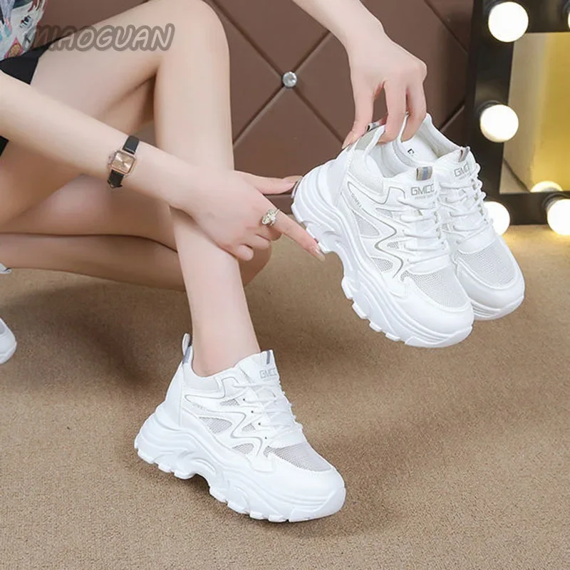 Sapatos esportivos de plataforma para mulheres, tênis de malha casual branco, tênis respirável, aumento de altura, renda, primavera, outono