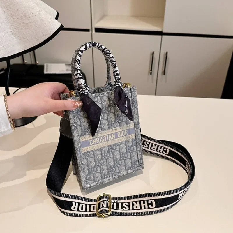 

2025 Trendy Women's Shoulder Bag Luxury Small Crossbody Purse Elegant Designer Handbag Casual Tote for Shopping & Travel