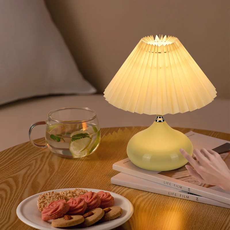 pleated-table-lamp-bedside-advanced-sense-network-red-light-nordic-ins-style-girl-warm-night-lamp-decoration-creative-table-lamp