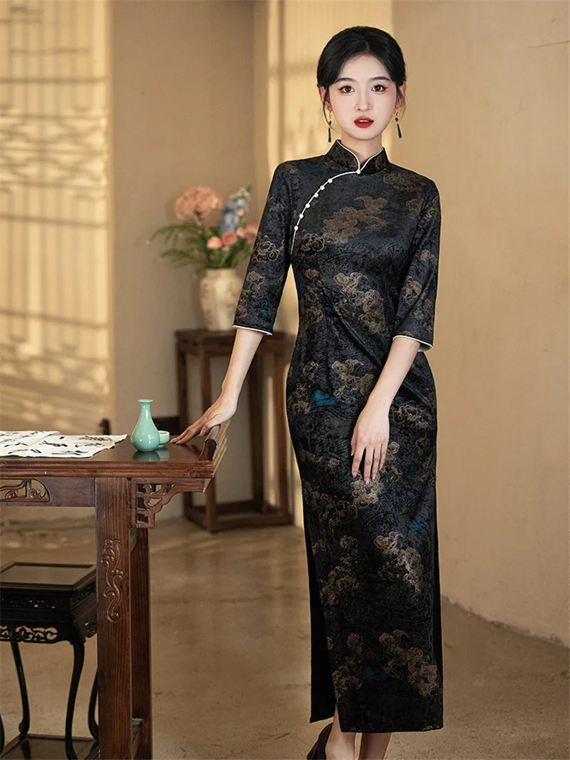 Three Quarter Sleeve Velvet Qipao Autumn Winter Traditional Vintgae Mandarin Collar Cheongsam Sexy Slim Female Chinese Dress